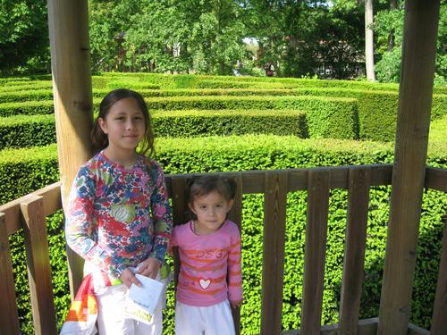 dit ben ik en mij zusje in het doolhof in keukenhof