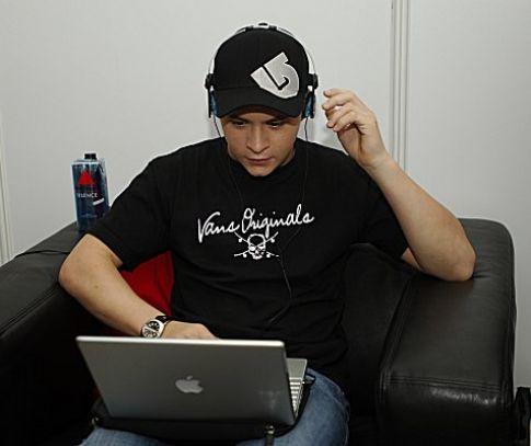 Gustav ft Laptop