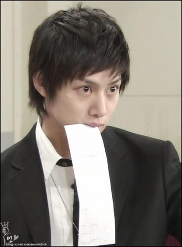 Even sexy with a paper in your mouth xD Heechul-Oppa!