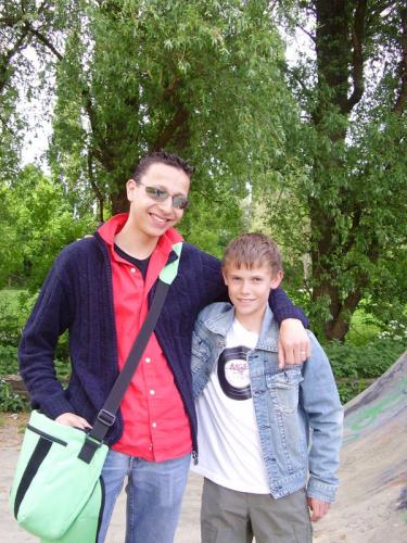 Miien SkatJe *rechtS..=D(L)*  &nd am liinkSss.. ziijn beSte vriiend Rowan..=P