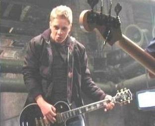 Gustav rockt met Tom's gitaar !!!! xD \m/