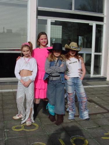 <--Sharlina,<-Sara,->Jessica,-->ikke