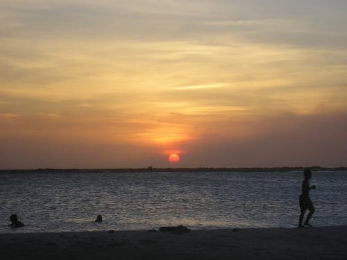 de mooie zonsondergang op aruba(bij het strand)