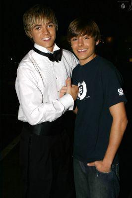 Zac Efron <3 en Jesse McCartney <3 zacje eeft een spleetje tssn zen tanden :D