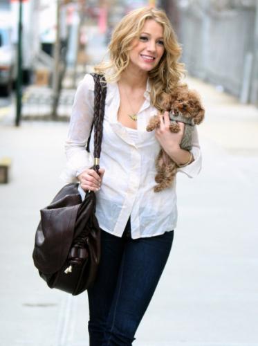 Spotted.. S walkin' in NYC with her dog.. 