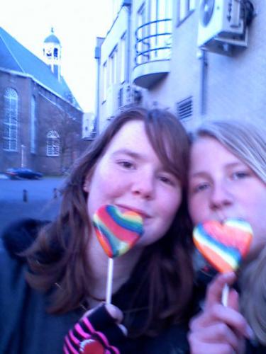 mijn nichtje en ik, aaah, zo'n brieke foto, was op de kermis begin april dit jaar, had hier mijn lippiercing ook nog niet