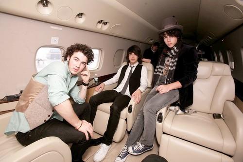 JONAS BROTHERS @ vliegtuig !! x3