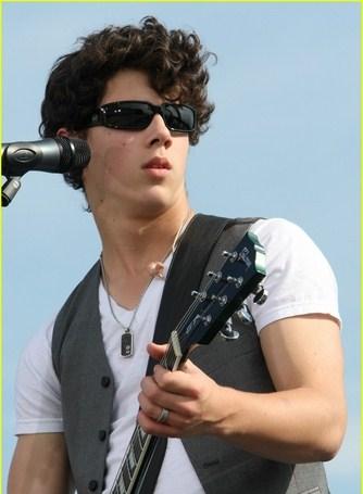 NICK !! I LOVE YOU !! 