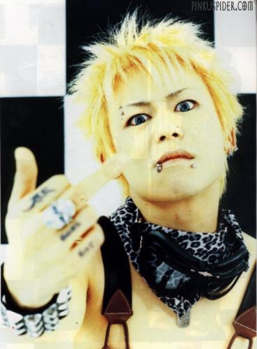 Kyo(Dir en Grey) with the finger =o