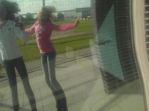 me&Emzell(L)@ spiegelbeeld (in een raam >.<)