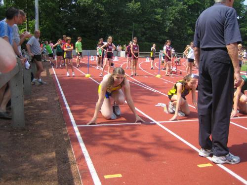 Da ben ik die in mijn startblok (atletiek) zit !!!!!