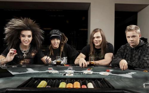 Tokio Hotel int casino! Haha Bill zit er grappig bij Haha