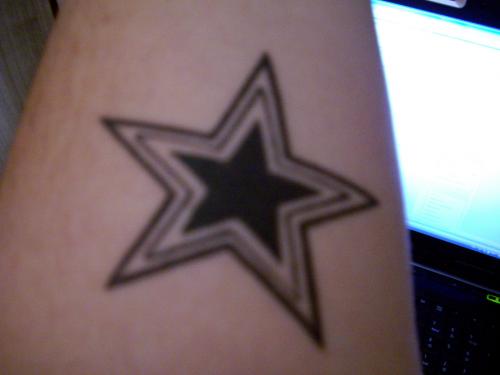 My Bill star tattoe <3 En jaa hij is echt ;)