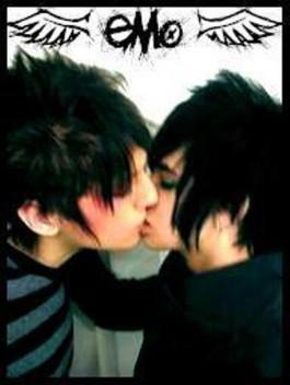 I really love Emo boys who are kissing <3