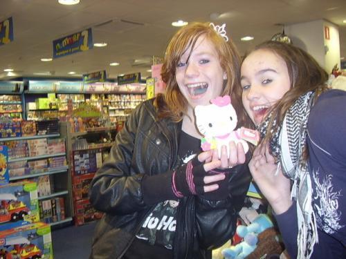 ik links en shavanna rechts met hello*Kitty