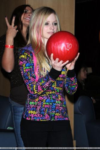 AVRIL DOET OK AAN BOWLEN :P