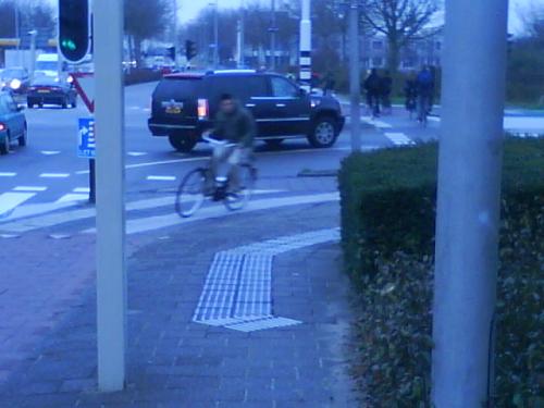 de zelfde auto als tom heeft die reed in pumerend dus ik dacht maak foto van kunnen jullie hem ook zien ik zie hem elke dag xD