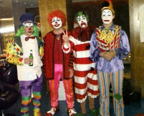 De enige echte Arctic Monkeys Clowns! *YEY* <3 [Jamie kan niet bozer kijken. XD]