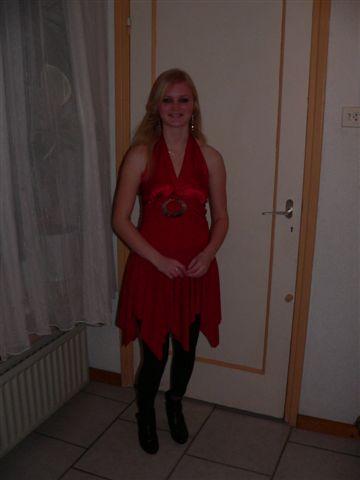 me hate dresses..was voor kerstbal..sta nogal wankelxD