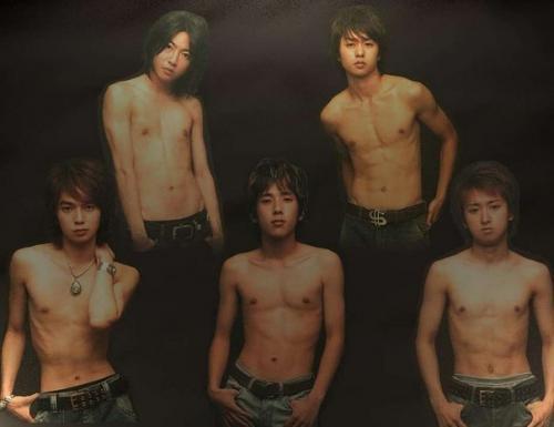 Arashi zonder shirts =D