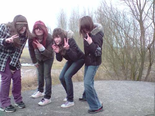 Wij zijn coollig & Jaimee en Rowie zijn Hippies xD V.L.N.R Jaimee, Rowie, Caitlin, Ikke (ik weet sta d'r mongolisch op)