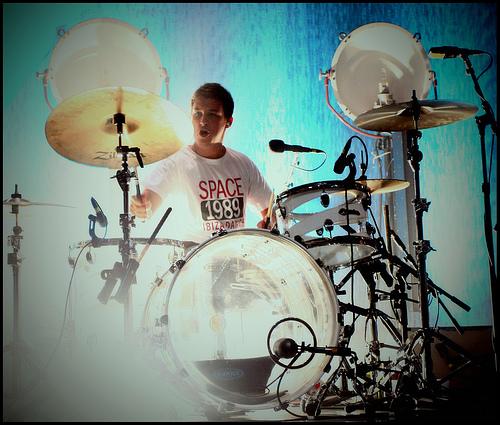 Matt Helders met zijn o zo coole drums.. <3