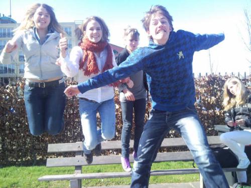 springfoto!=D(vlnr: ik, lonneke, cyanne(die wat nog half op de bank staat+_+) en robin