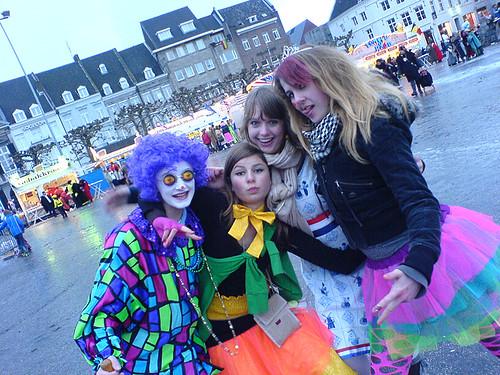 wij met carnaval in maastricht8-| (vlnr:gaya, mirjam, maren&ikku)