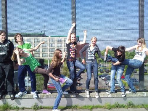 blijheid heersend op het sportdak op sgool=p(vlnr:mark, guido, cyanne, mirjam, lonneke, gaya, kirsten, ik)