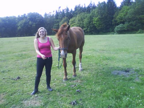 Linde en haar ponybeest Harald, laatst moest ik Harry voor Linda halen.. en toen beet hij me! maar daarna gaf ie een kusje! en nu hou ik weer van hem!