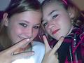 (oude foto) Weer ik en mn zusje...: Peace:D Greatest thing ever<3