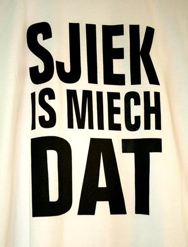 mijn t-shirt van jsiek is miech dat (is maastrichs voor mooi is me dat)