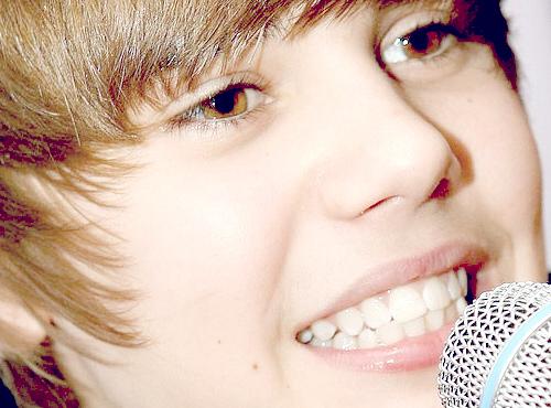 he's got a beautifull smile (: <3