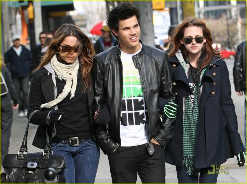 nikki reed, taylor lautner, kristen steward(H)