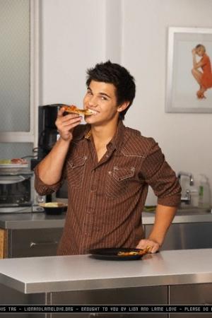 Pizza & Taylor = heaven! xD