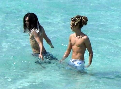 twee hotties in het water (L)