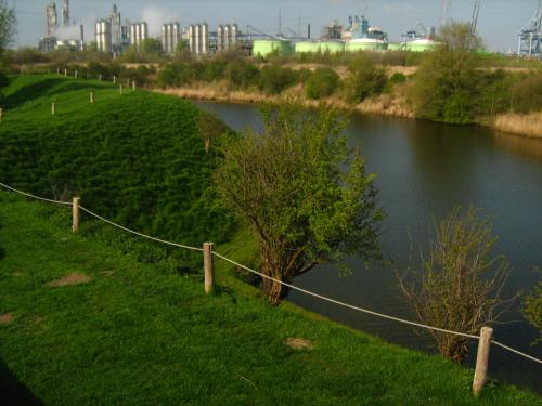 De gracht rond het fort..