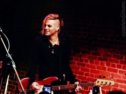 Tommy Joe Ratliff (L)