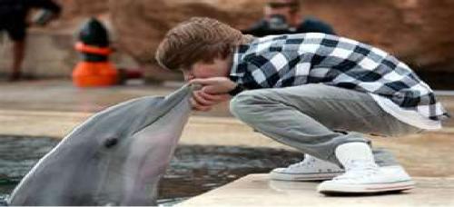 JB With A Dolpfin!! Verry Sweet