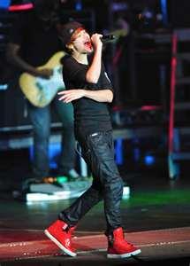 JB Hot! Singin <3