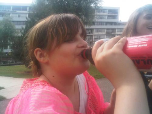 Maartje drinkt cola