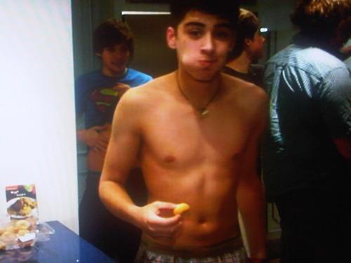 Hi, I'm Zayn and even when I have my mouth full of food I look hot