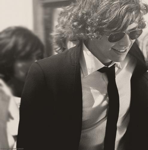 Harry + suit + aviators = epic hotness!