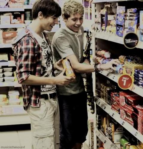 Louis en Niall cute.