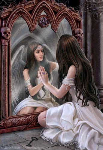 Als je in de spiegel kijkt zie je de engel in jezelf.