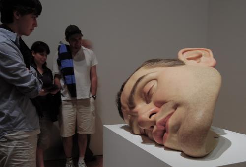 realistische beeldhouwer (Ron Mueck)