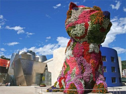 jeff koons's mega pupy gemaakt van bloemen